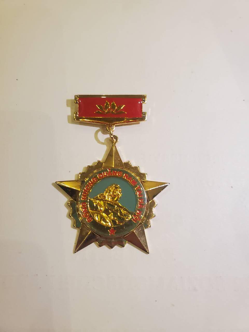 韵星假日军品类拍卖第40期 -- Rimey Holidays Militaria Auction 40 越南社会主义共和国为广南和河内建设奖章 好品铜镀金 带厂标