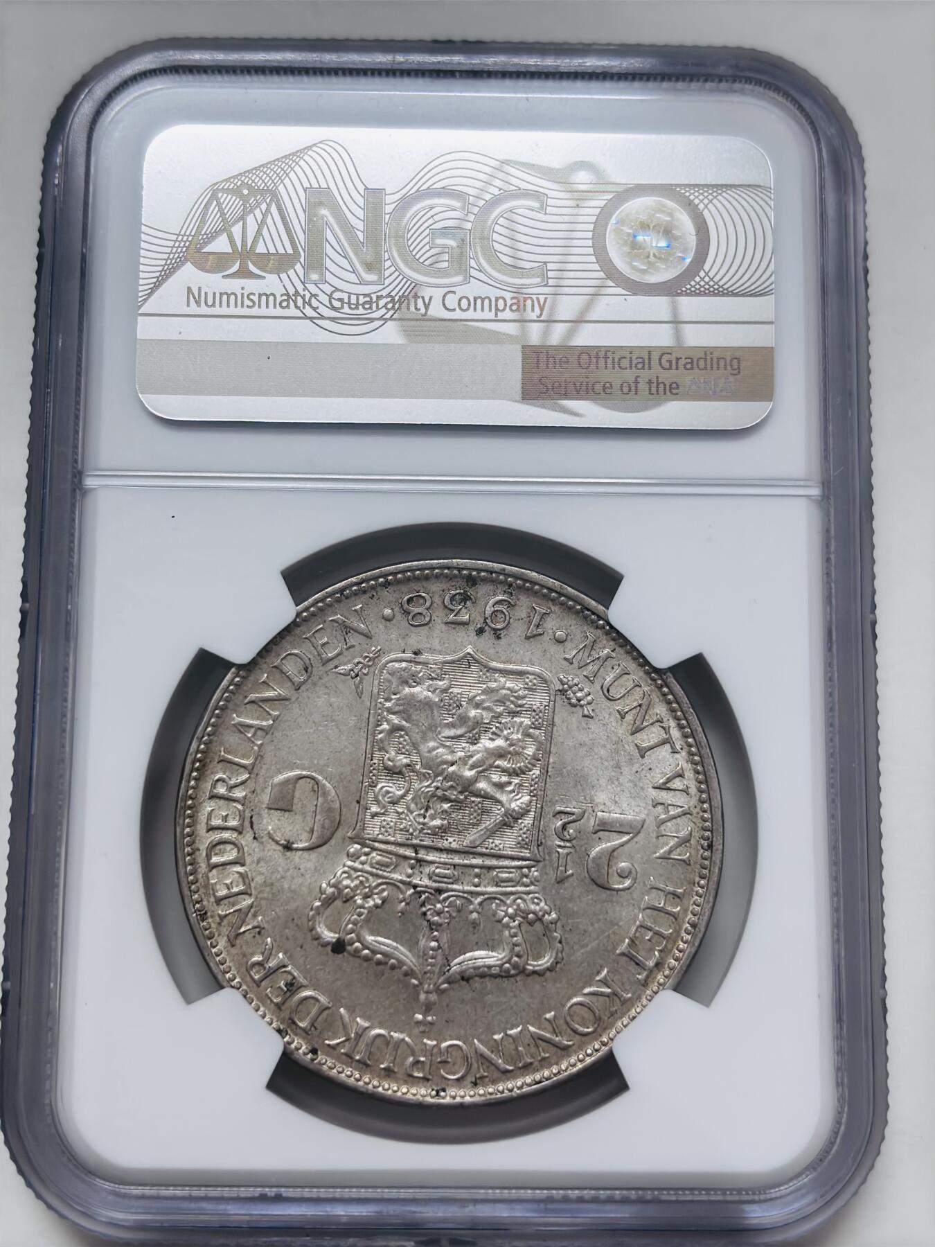 【金马踏春，泉马奔腾】2026 年新年贺岁场，（定于年初五接财神截拍）祝各位老板马到成功，马上有钱，愿岁岁平安喜乐顺遂 NGC AU58 分 1938 年荷兰威廉明娜 2.5 盾大银币，淡淡黄油原光品，25 克 720 银 