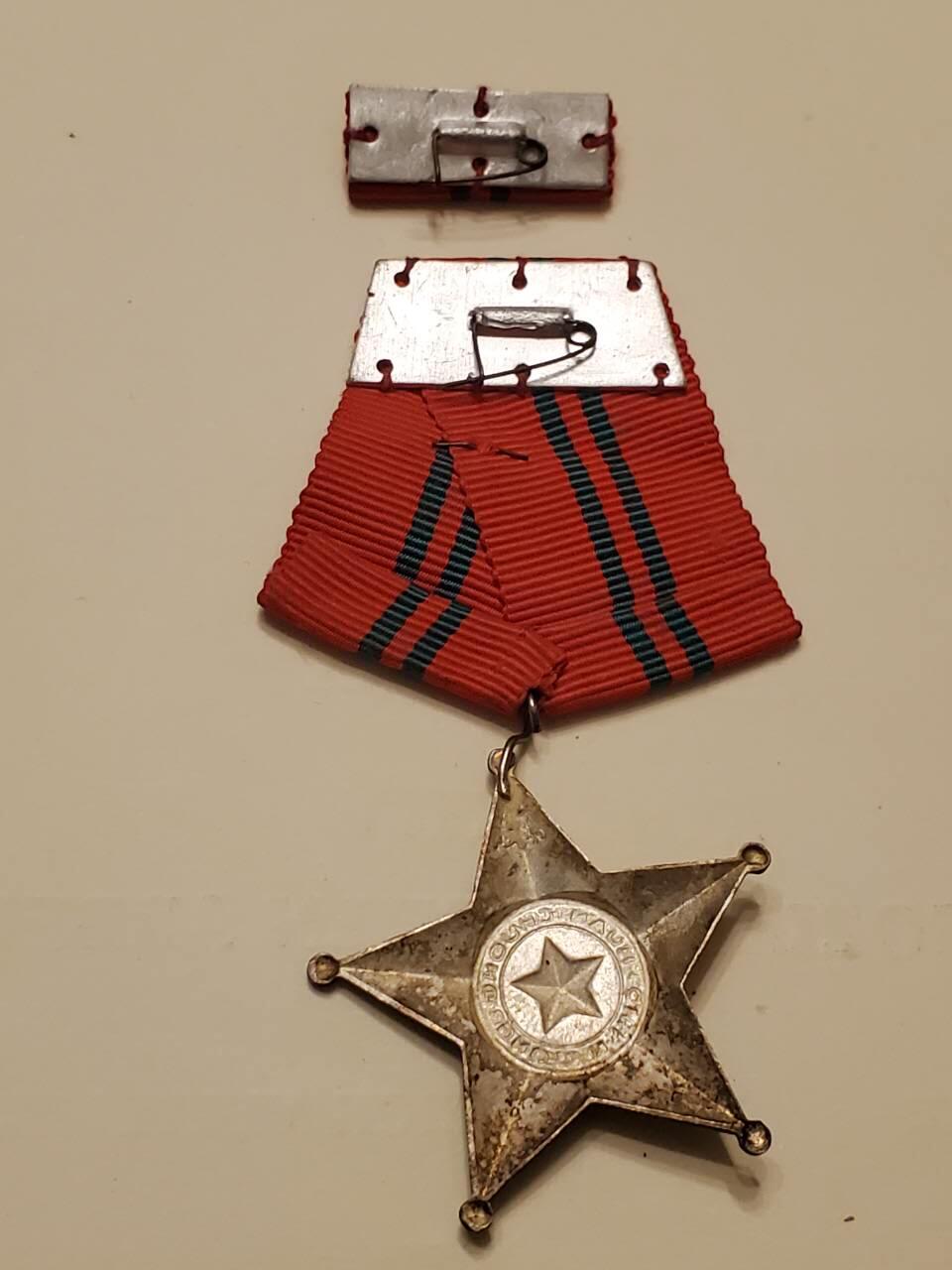 （450件拍品！制服徽章盛宴）罗岚⭐爱藏⭐年前甄选大拍场-店主清仓处理-分享拍场额外现金红包（实体经营） 北越三级战功勋章越战时期带略 非常少见白铜镀银版本 非后期铝垃圾