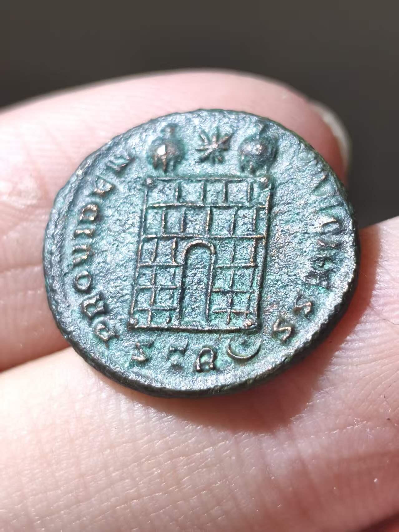 星盘世界钱币二月二十一日初五 世界古典币春节精品大拍 祝各位藏友马年大吉-新年新气象！ 康斯坦丁二世小铜币。公元324至325年造于特里尔。背面为军营门。