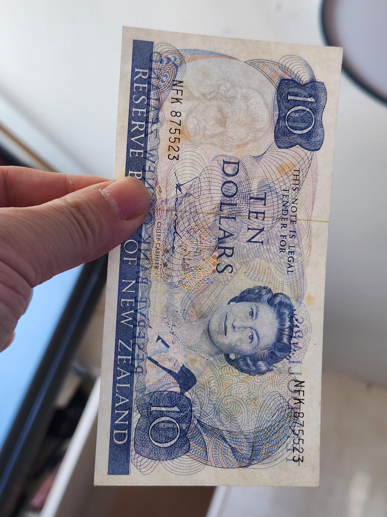 2月10号晚上8点 外国纸币自动截拍第23场 新西兰 10元  1981年 首发首签版 极美品