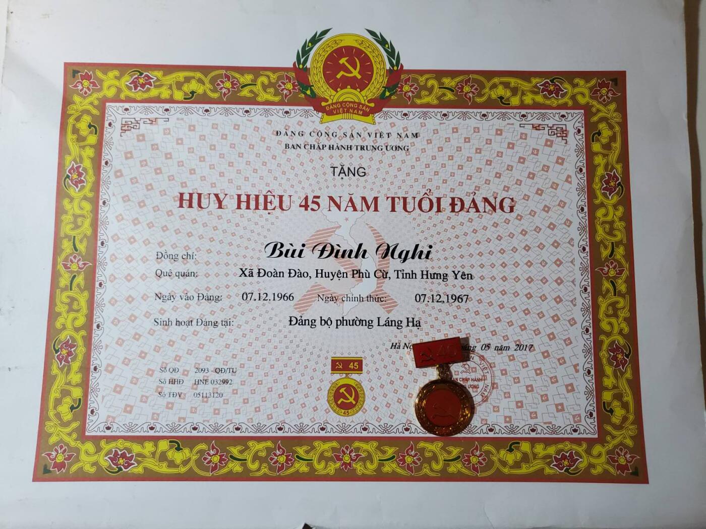 韵星假日军品类拍卖第40期 -- Rimey Holidays Militaria Auction 40 越南社会主义共和国光荣在党45年证书+40年奖章一套 