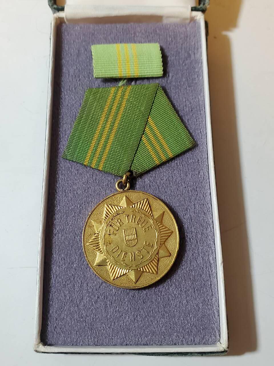 韵星假日军品类拍卖第40期 -- Rimey Holidays Militaria Auction 40 民主德国金级内务部优秀服务奖章 第一版无国徽版本 带早期原仿皮盒 