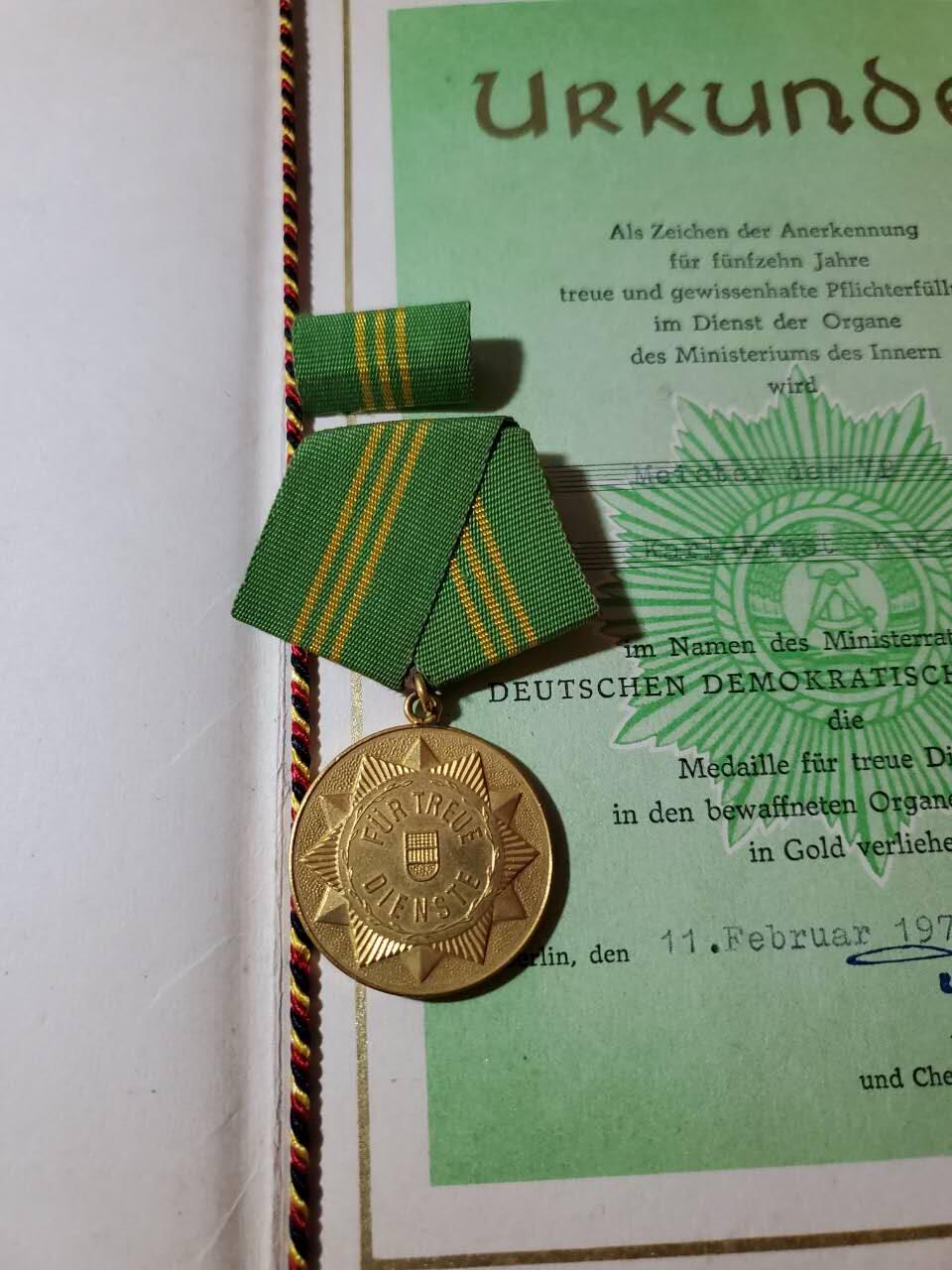 韵星假日军品类拍卖第40期 -- Rimey Holidays Militaria Auction 40 民主德国第一版无国徽金级内务部武装力量优秀服务奖章带略证书一套 实发早期版本少见 极品品相