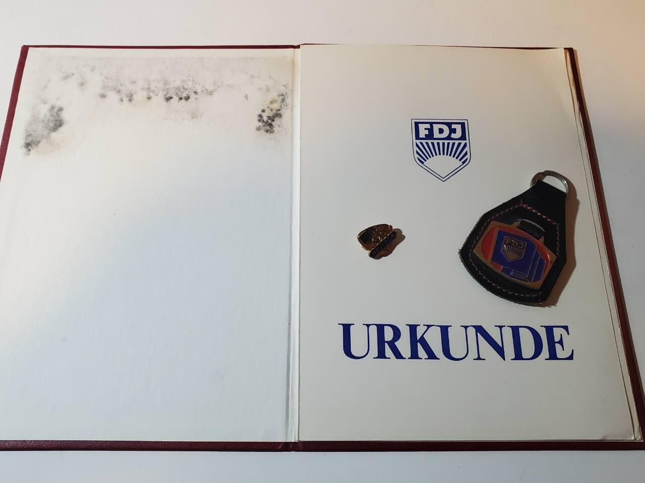 韵星假日军品类拍卖第40期 -- Rimey Holidays Militaria Auction 40 民主德国fdj青年团优秀青年农业学家证章+青年团领导证章，少见刻名实发 带证书一套（带直属组织统一社会党封皮）