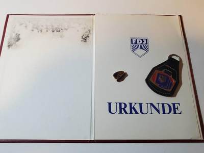 韵星假日军品类拍卖第40期 -- Rimey Holidays Militaria Auction 40 - 民主德国fdj青年团优秀青年农业学家证章+青年团领导证章，少见刻名实发 带证书一套（带直属组织统一社会党封皮）