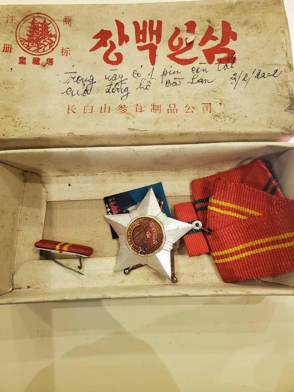 韵星假日军品类拍卖第40期 -- Rimey Holidays Militaria Auction 40 越南越战士兵小套 -- 带原主佩戴勋章照片 和原主照片上原勋章 二级光荣战士勋章带略 白铜版本越战时期三级战功勋章带略 原主自配原盒