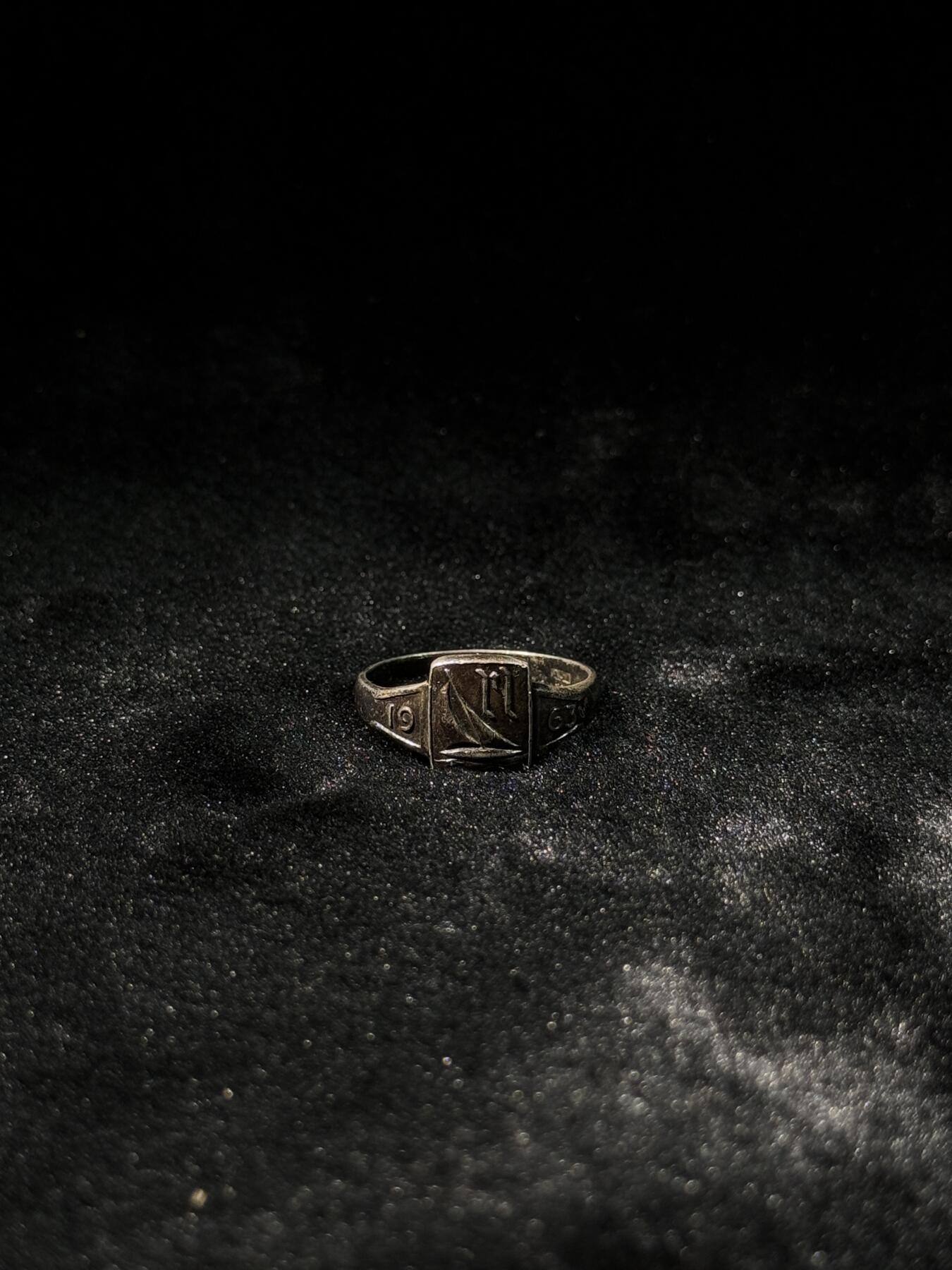 欢庆春节！戎马世界章牌大赏第111期春节大拍 芬兰 帆船运动纪念戒指 银制带标 内侧带铭文 得分排名等等