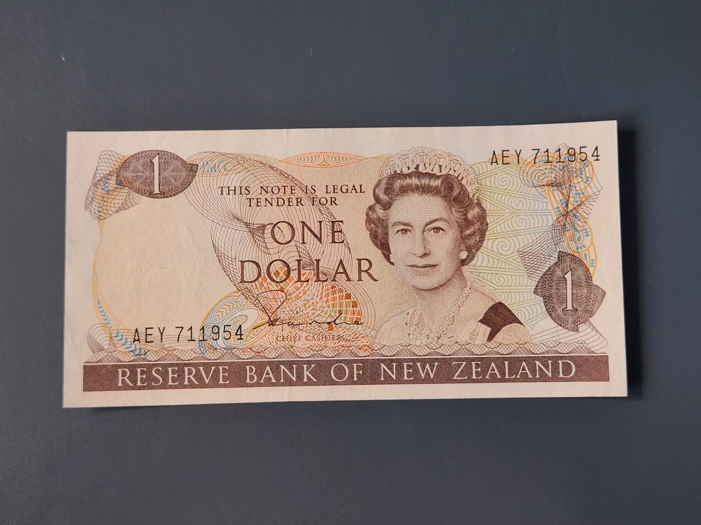 2月10号晚上8点 外国纸币自动截拍第23场 新西兰 1元  1981年 首发首签版 新品轻微软折