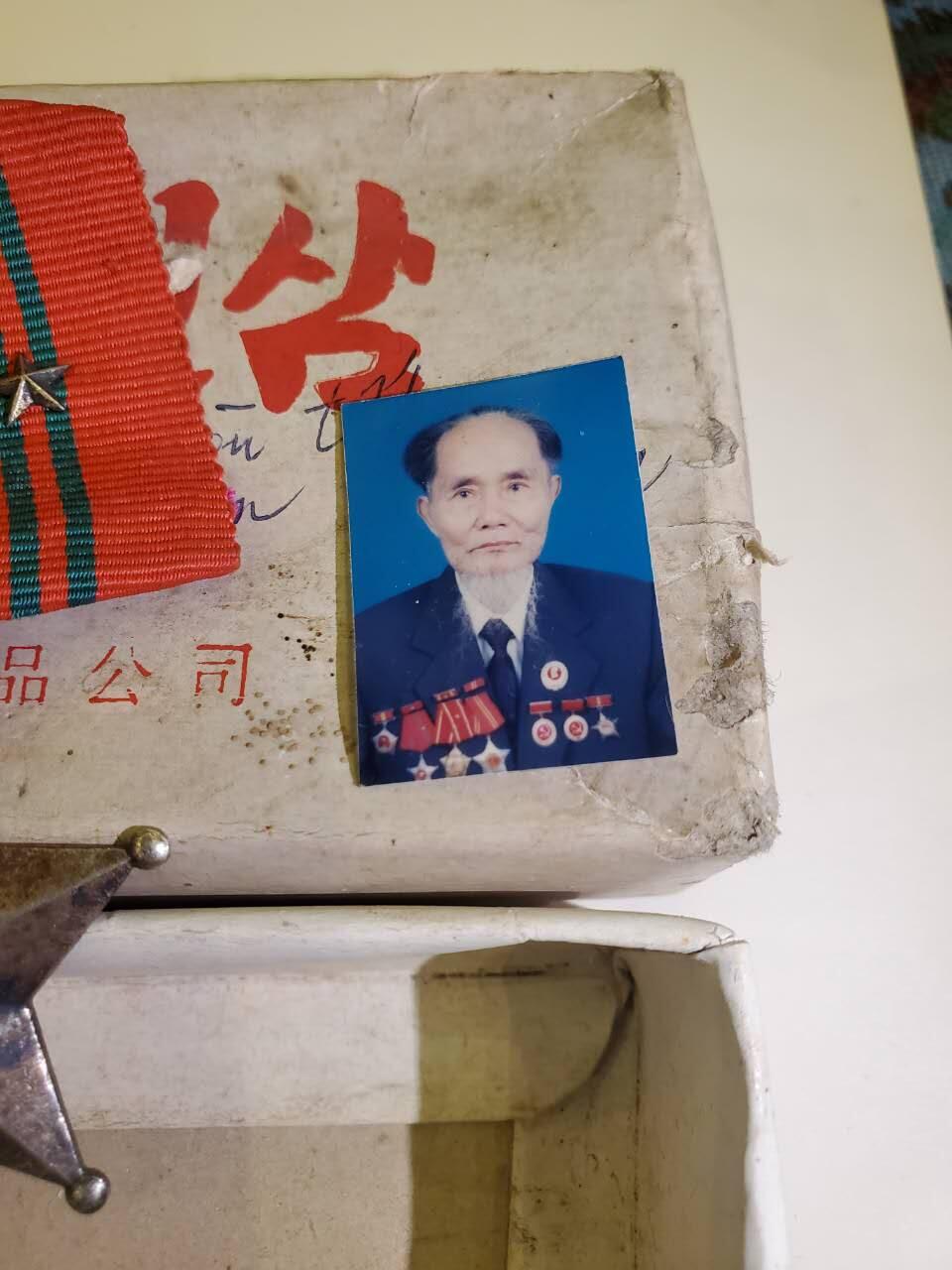 韵星假日军品类拍卖第40期 -- Rimey Holidays Militaria Auction 40 越南越战士兵小套 -- 带原主佩戴勋章照片 和原主照片上原勋章 二级光荣战士勋章带略 白铜版本越战时期三级战功勋章带略 原主自配原盒