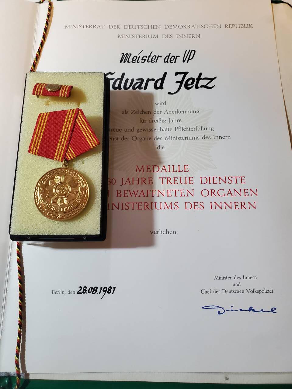 韵星假日军品类拍卖第40期 -- Rimey Holidays Militaria Auction 40 民主德国内务部武装力量特级一等优秀服务奖章实发带大证书一套 稀有版本证书 铜镀金极品 最高等级内务部服役奖章 少见一套