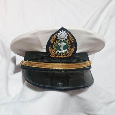 【第伍場】近代勋奖章徽章服饰杂项专场 - 民国海军半刺绣官长大檐帽—上海利源厂，太阳为铝质其余金线绣，头围约58cm