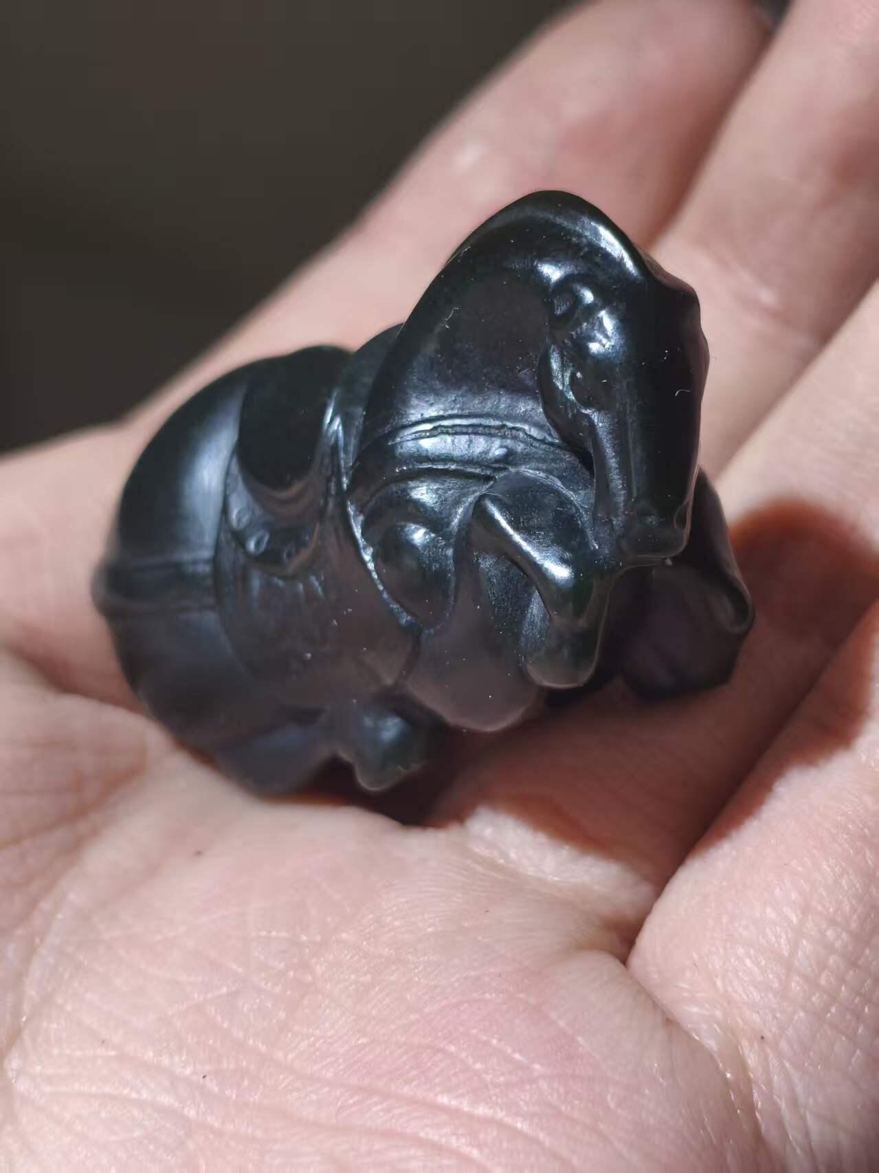 星盘世界钱币二月二十一日初五 世界古典币春节精品大拍 祝各位藏友马年大吉-新年新气象！ 新疆和田青玉唐马手把件生肖马 新疆和田玉青玉生肖唐马 马到成功手把件，雕工精细 玉质老熟 密度油性好 无伤无裂 喜欢的不要错过，细腻油润