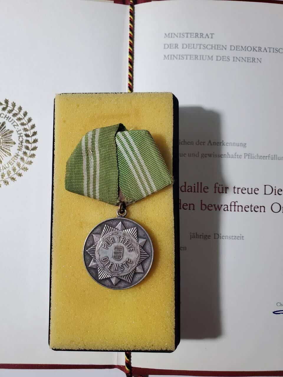 韵星假日军品类拍卖第40期 -- Rimey Holidays Militaria Auction 40 民主德国第一版无国徽版本内务部武装力量银级优秀服务奖章带原盒带证书一套