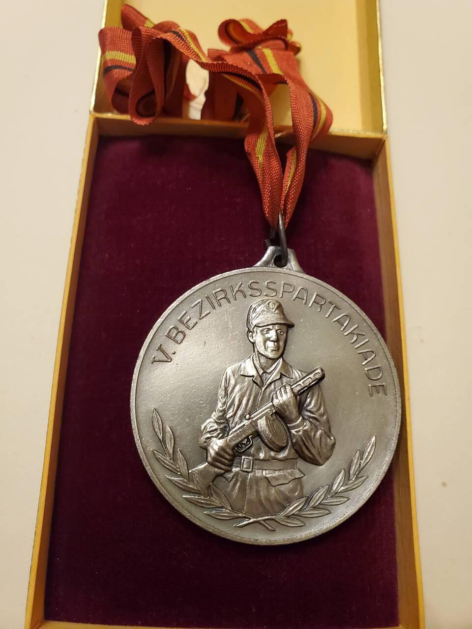 （450件拍品！制服徽章盛宴）罗岚⭐爱藏⭐年前甄选大拍场-店主清仓处理-分享拍场额外现金红包（实体经营） 稀有-- 民主德国莱比锡工战队资深军官奖章+金级体能奖章 非常大 接近一公斤重 制作非常精致 高浮雕 仿皮盒 品相非常好