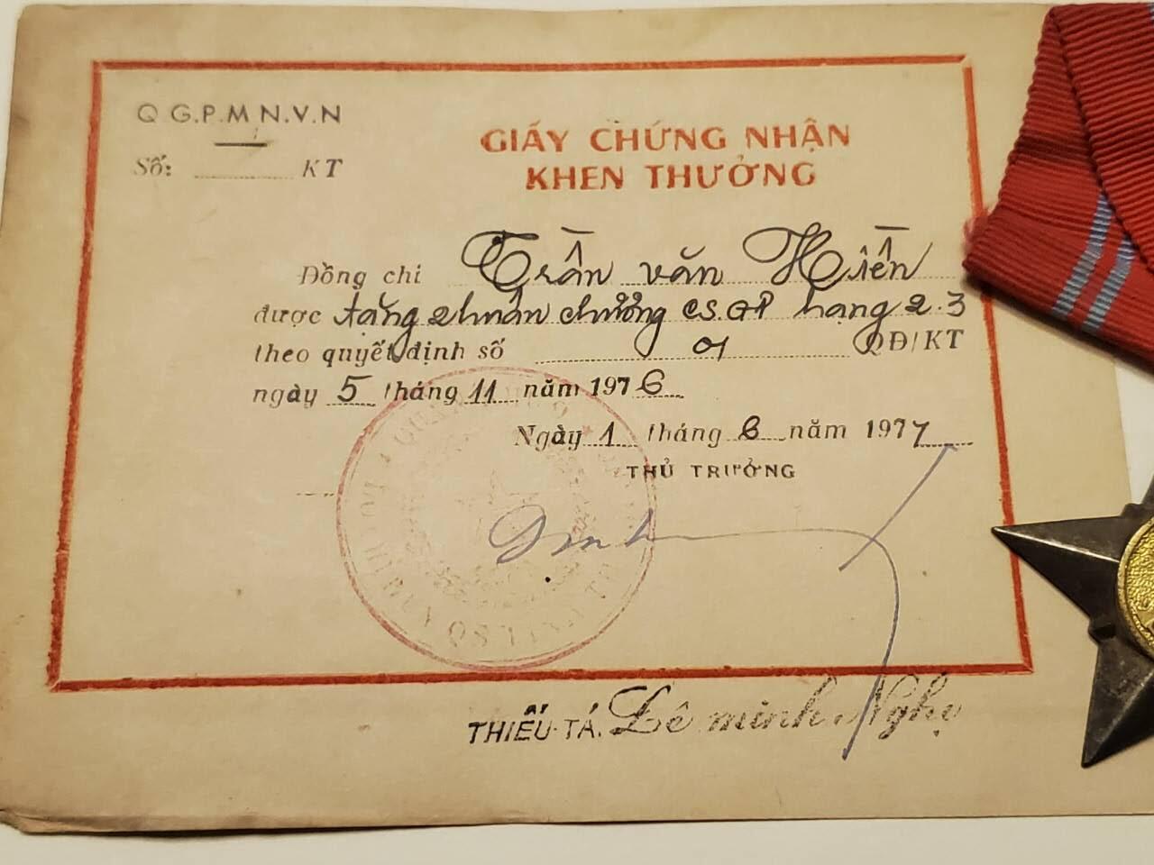 （450件拍品！制服徽章盛宴）罗岚⭐爱藏⭐年前甄选大拍场-店主清仓处理-分享拍场额外现金红包（实体经营） 北越胡志明越共越战时期二级解放战士勋章实发带证 证二三级记录证少见 镀银彩光品相极好