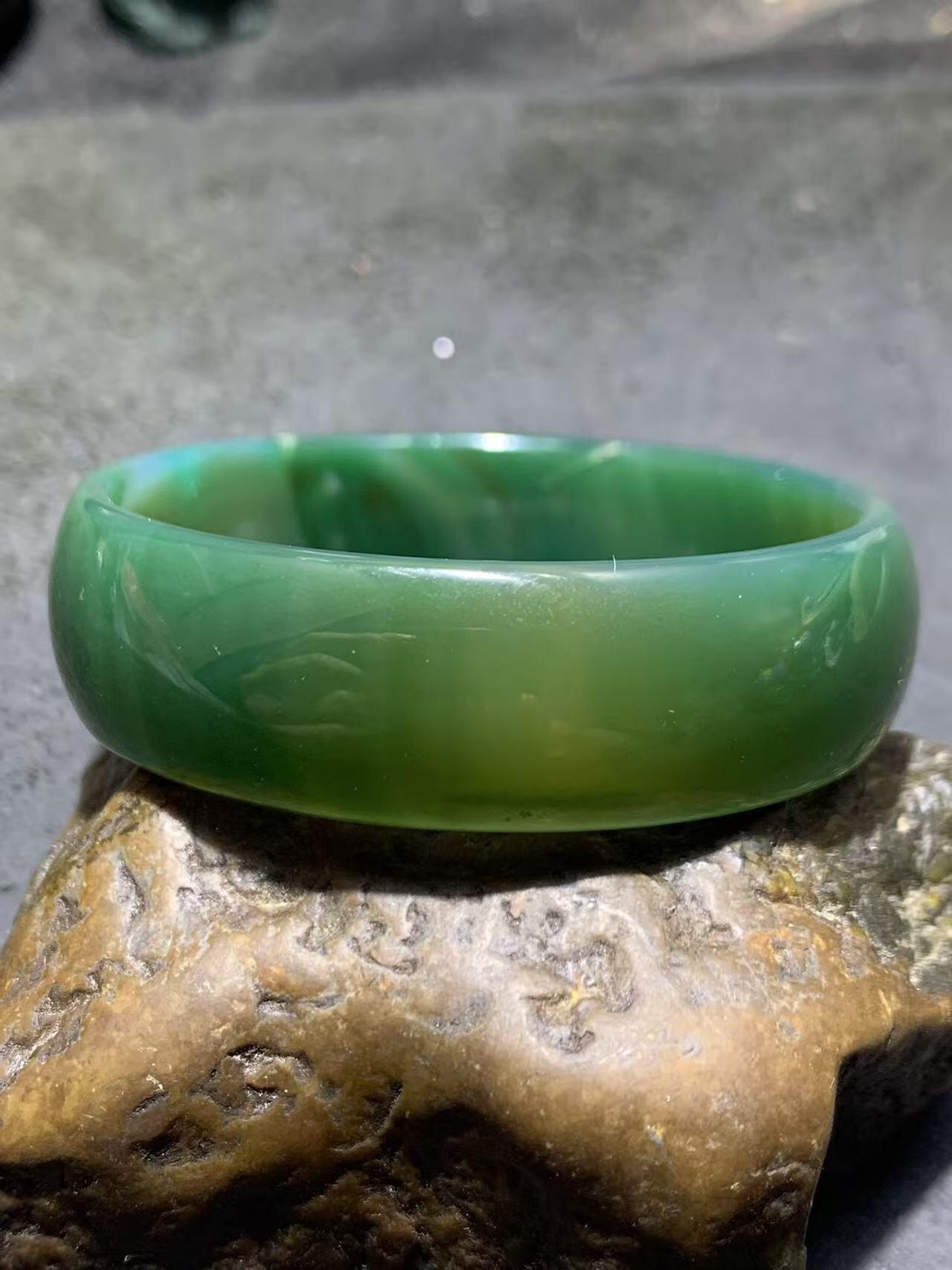 缠丝玛瑙通货小手镯1只，