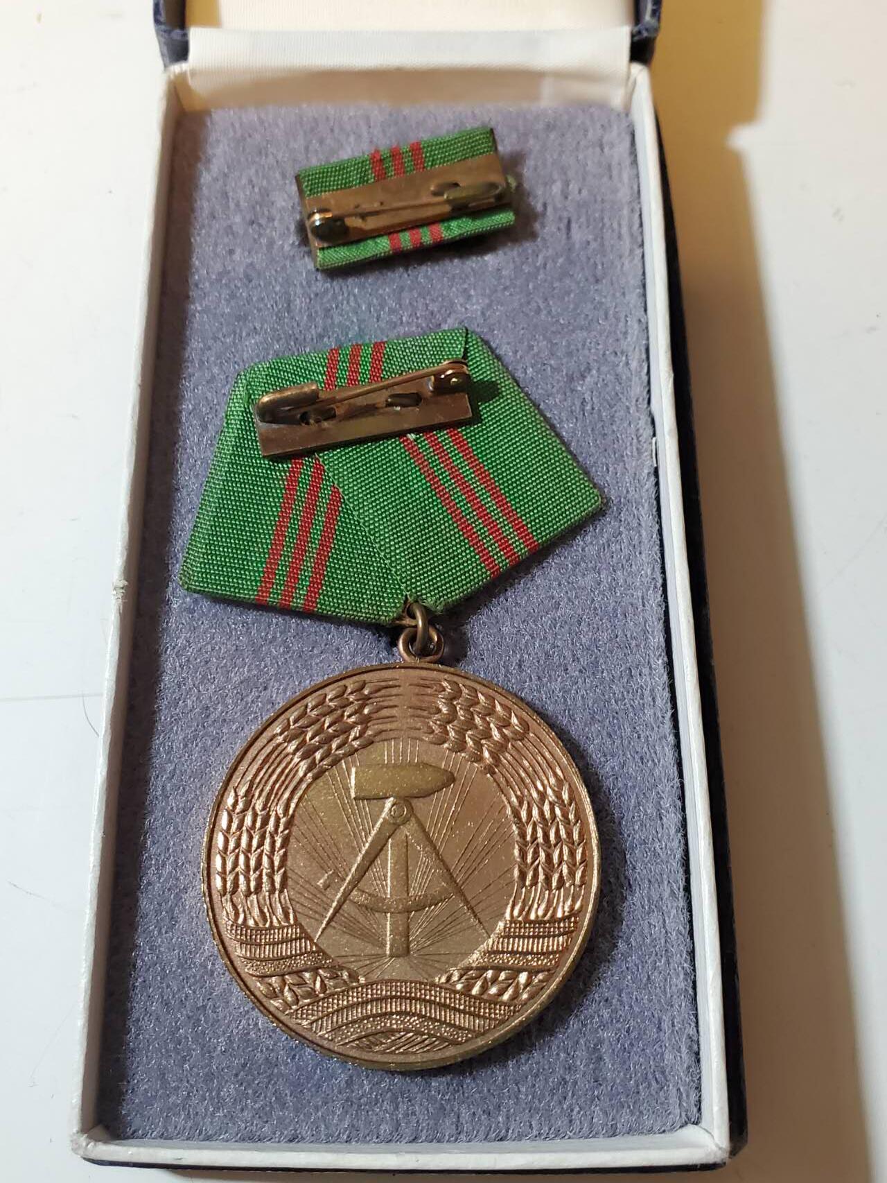 韵星假日军品类拍卖第40期 -- Rimey Holidays Militaria Auction 40 民主德国第一版内务部铜级忠诚服务奖章带盒略