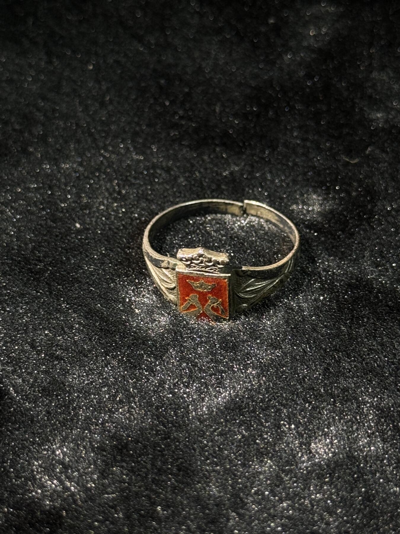 欢庆春节！戎马世界章牌大赏第111期春节大拍 芬兰 卡累利阿纹章戒指 银制珐琅带标