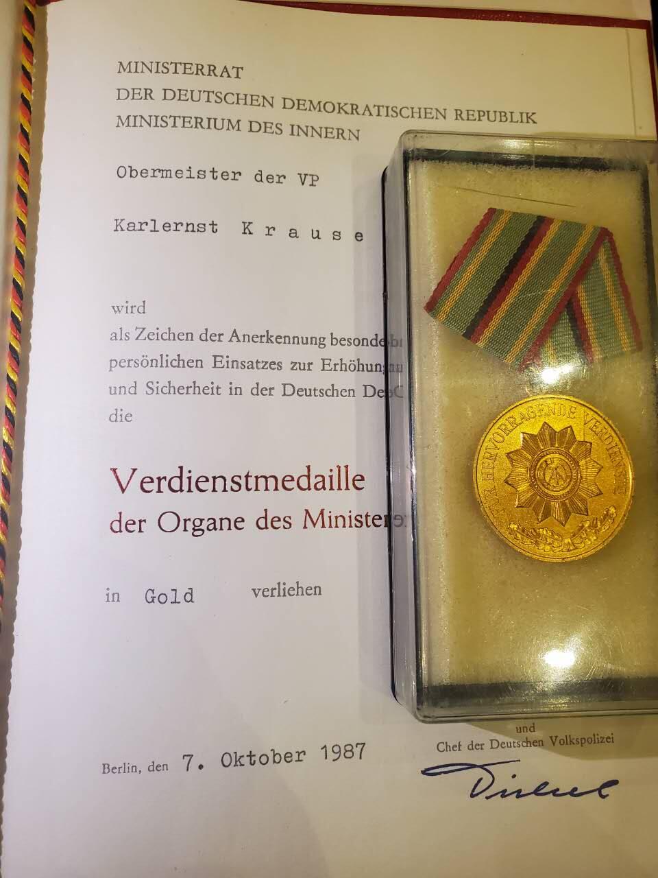 韵星假日军品类拍卖第40期 -- Rimey Holidays Militaria Auction 40 民主德国金级内务部武装力量功绩奖章带盒带证书实发一套 品相很好 证书带壳