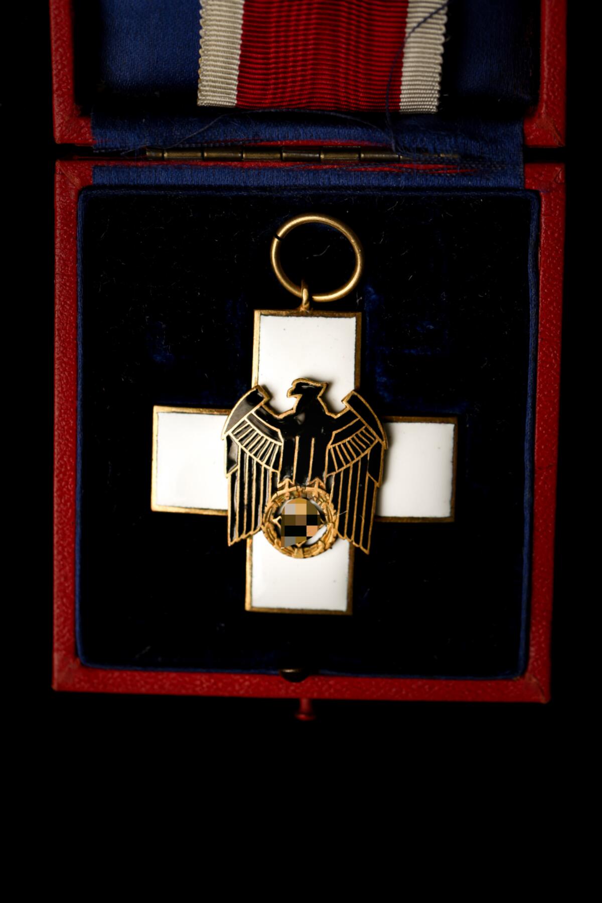 欢庆春节！戎马世界章牌大赏第112期春节大拍  德专场 德三三级社会福利奖章  godet造原盒 盒子底部有godet的厂标戳