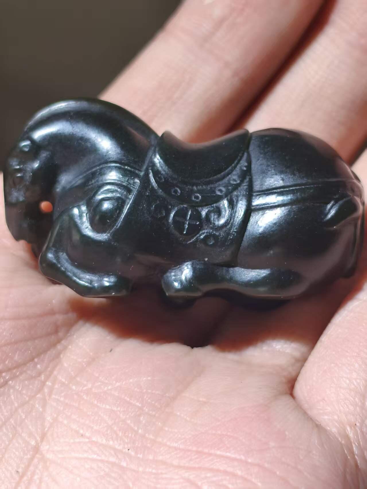 星盘世界钱币二月二十一日初五 世界古典币春节精品大拍 祝各位藏友马年大吉-新年新气象！ 新疆和田青玉唐马手把件生肖马 新疆和田玉青玉生肖唐马 马到成功手把件，雕工精细 玉质老熟 密度油性好 无伤无裂 喜欢的不要错过，细腻油润