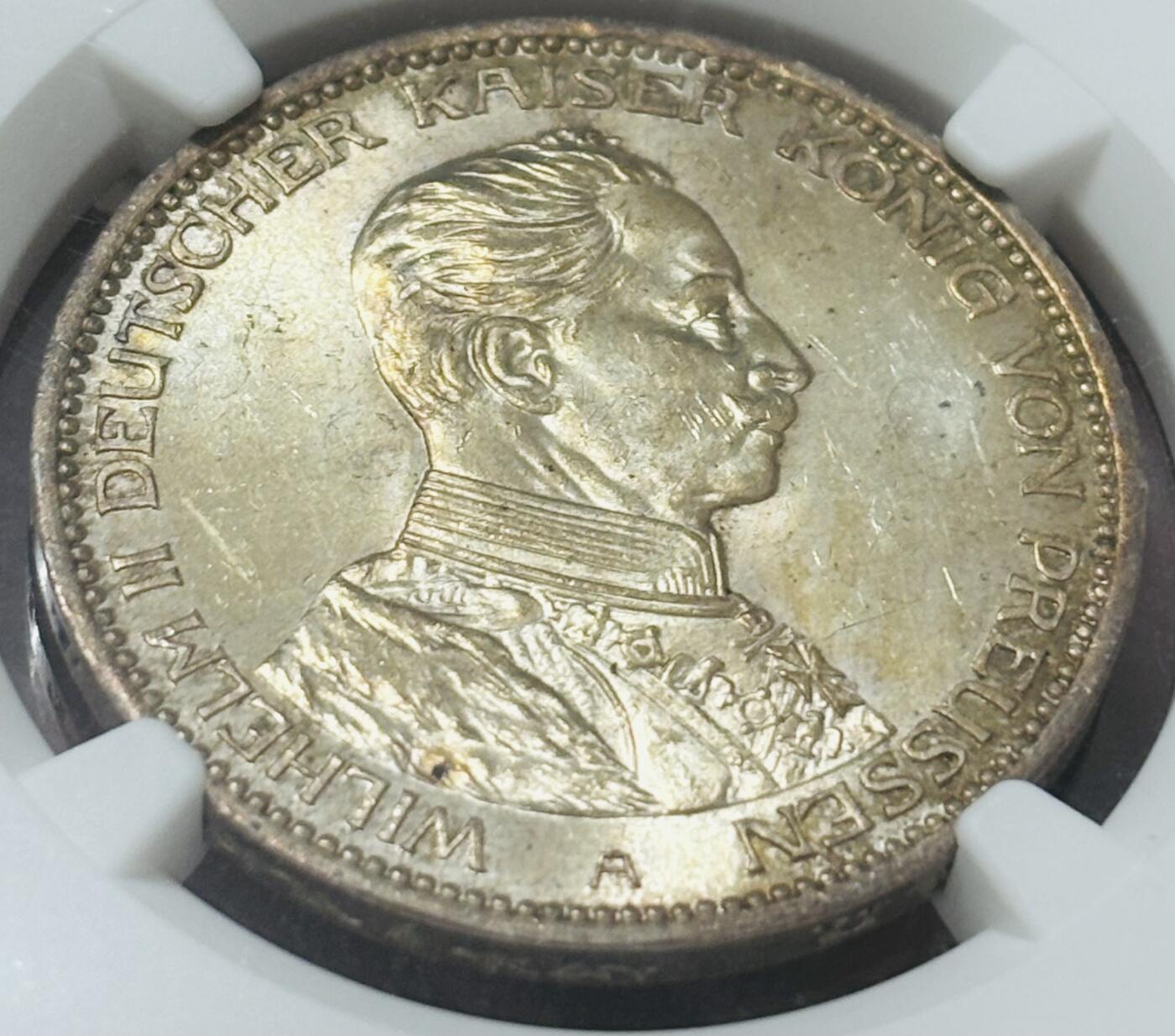 【金马踏春，泉马奔腾】2026 年新年贺岁场，（定于年初五接财神截拍）祝各位老板马到成功，马上有钱，愿岁岁平安喜乐顺遂 NGC MS62 分 1914 年德国普鲁士威廉二世戎装 3 马克银币，原光金光耀眼夺目，收藏投资品