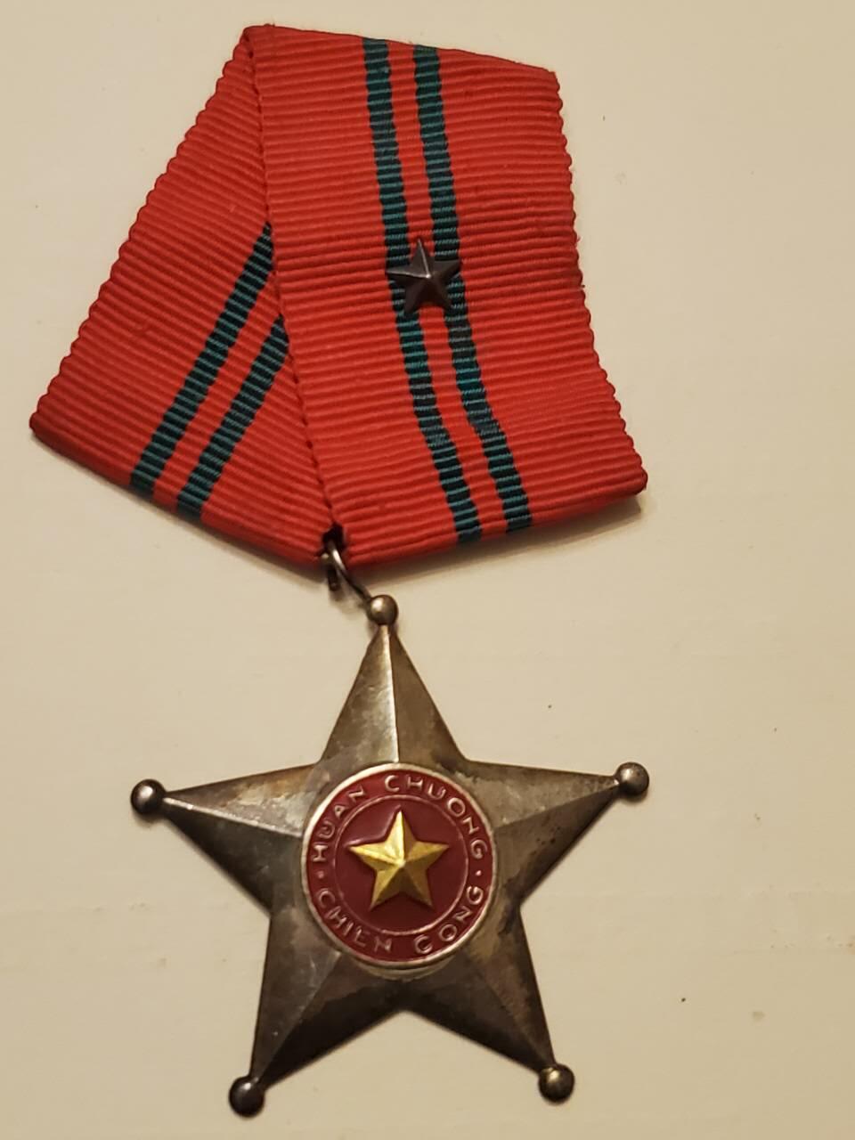 （450件拍品！制服徽章盛宴）罗岚⭐爱藏⭐年前甄选大拍场-店主清仓处理-分享拍场额外现金红包（实体经营） 北越三级战功勋章越战时期带略 非常少见白铜镀银版本 非后期铝垃圾