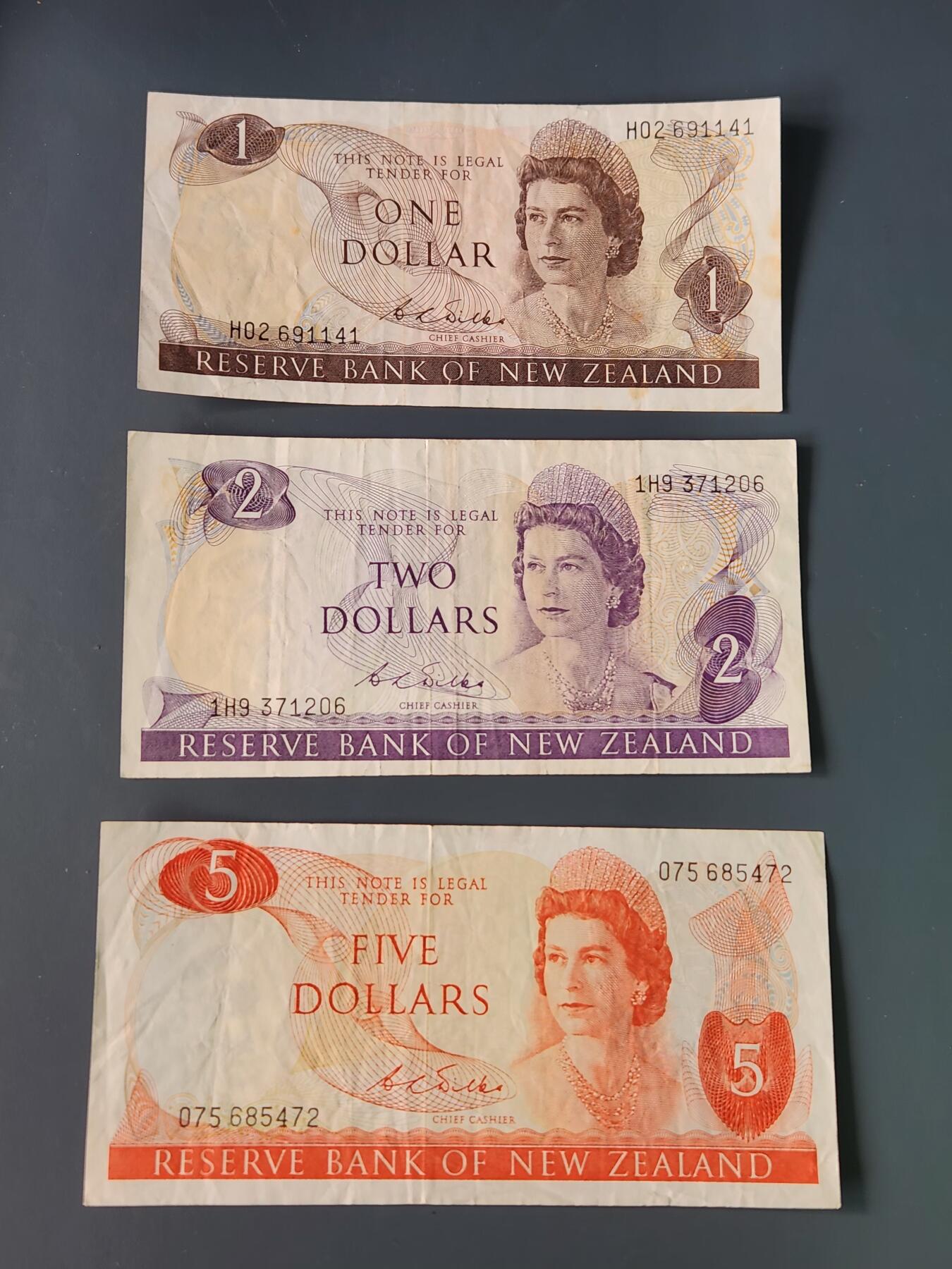 2月10号晚上8点 外国纸币自动截拍第23场 新西兰1968-1975年1-2-5元【D.L.Wilks签名】 二签 高冠女王 美品一套