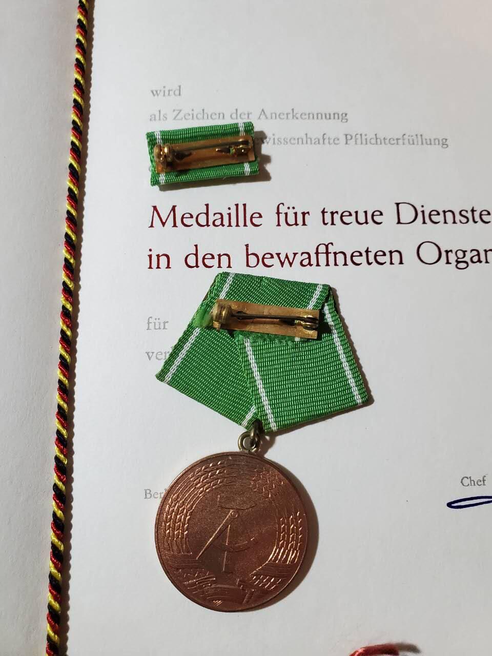 韵星假日军品类拍卖第40期 -- Rimey Holidays Militaria Auction 40 民主德国内务部武装力量铜级优秀服务奖章带略带证书一套 好品