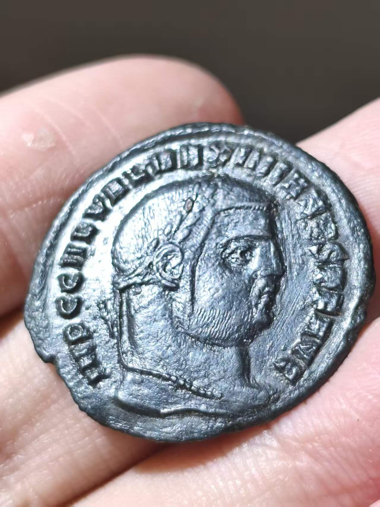 星盘世界钱币二月二十一日初五 世界古典币春节精品大拍 祝各位藏友马年大吉-新年新气象！ 伽列里乌斯富利铜币。公元310至311年铸于尼科米底亚Nicomedia。背面是奥古斯都守护神。背面币文最后的符号是合写的CMH，C是罗马数字100，MH是希腊数字48，意思据推测是面值100赛斯特提