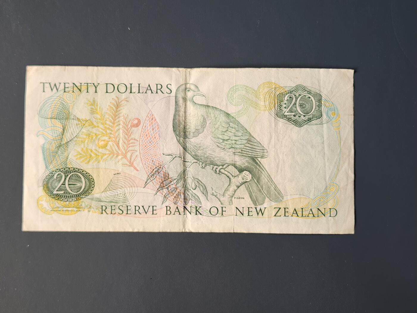 2月10号晚上8点 外国纸币自动截拍第23场 新西兰 1989年  20元  D.T签名 美品