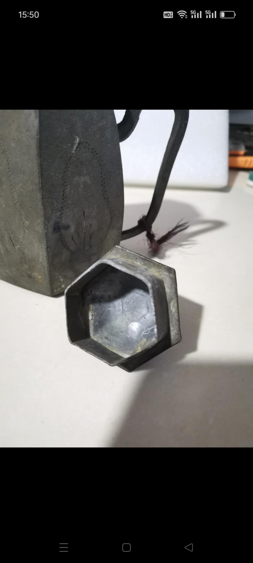 民国时期六棱老锡壶1把。狮钮，嘴上有功，壶身有刻花，自然老包浆。如图包老