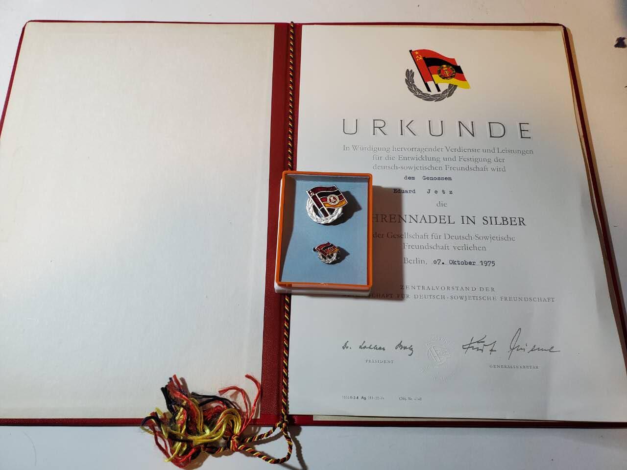 韵星假日军品类拍卖第40期 -- Rimey Holidays Militaria Auction 40 民主德国银级苏德友谊奖章带迷你带原盒带证实发一套 一套带证很罕见 均好品无损 