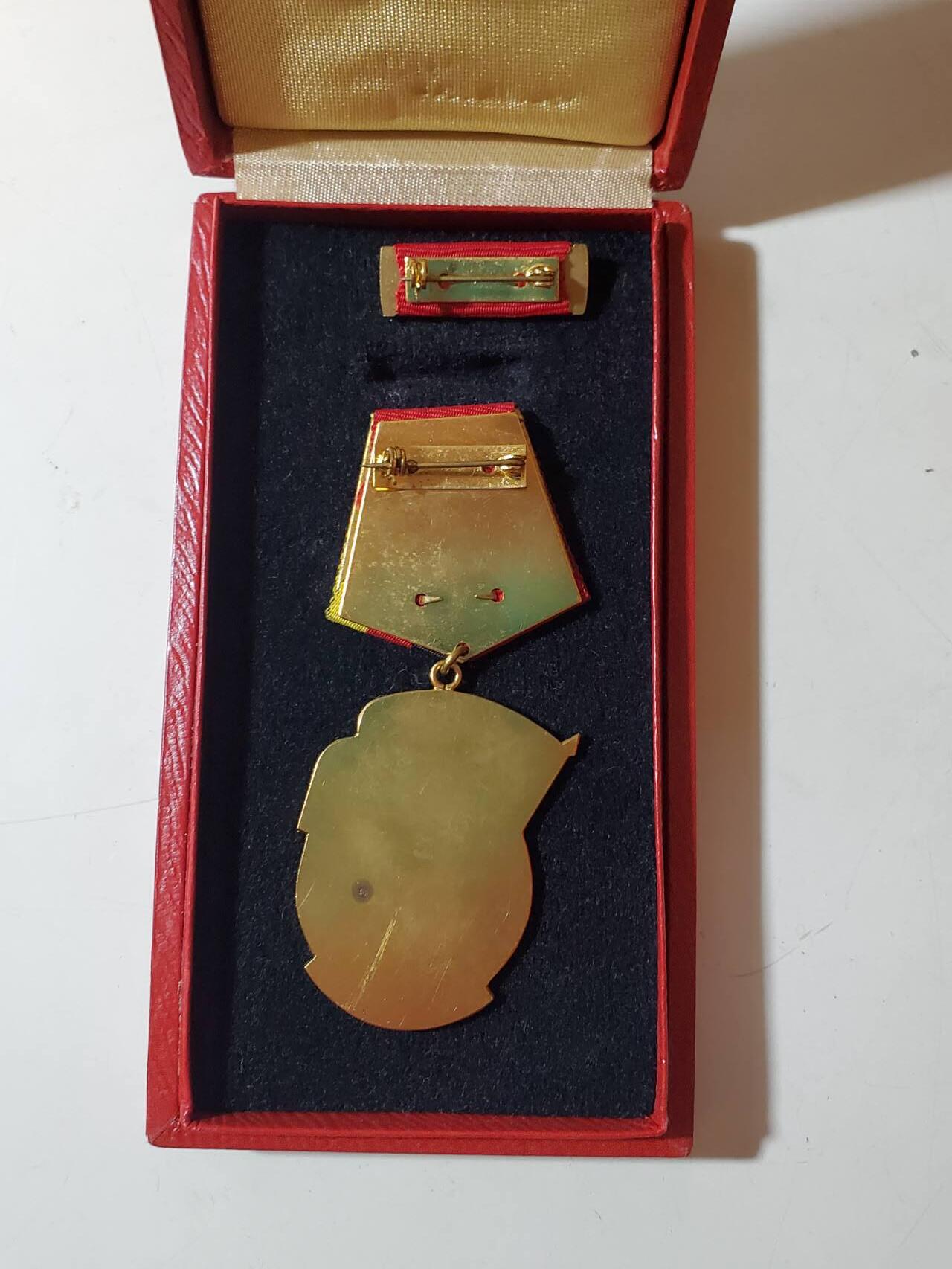 韵星假日军品类拍卖第40期 -- Rimey Holidays Militaria Auction 40 民主德国二级劳动红旗勋章带原盒略一套 早期版本 珐琅无损 高级勋章