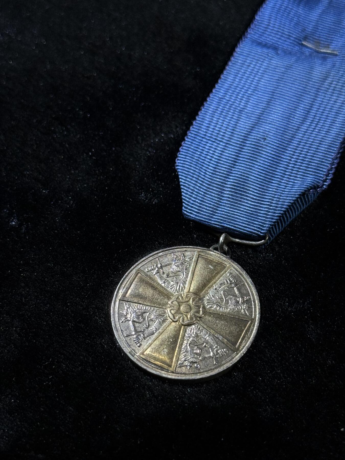 欢庆春节！戎马世界章牌大赏第111期春节大拍 芬兰一级金十字白玫瑰奖章，银制