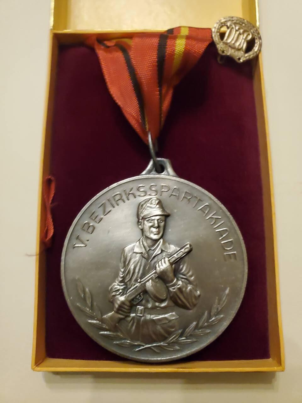 （450件拍品！制服徽章盛宴）罗岚⭐爱藏⭐年前甄选大拍场-店主清仓处理-分享拍场额外现金红包（实体经营） 稀有-- 民主德国莱比锡工战队资深军官奖章+金级体能奖章 非常大 接近一公斤重 制作非常精致 高浮雕 仿皮盒 品相非常好