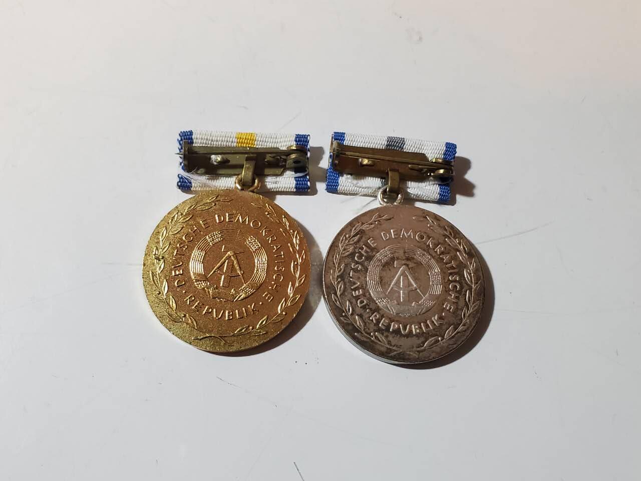 韵星假日军品类拍卖第40期 -- Rimey Holidays Militaria Auction 40 民主德国金级银级为公共卫生服务奖章一对