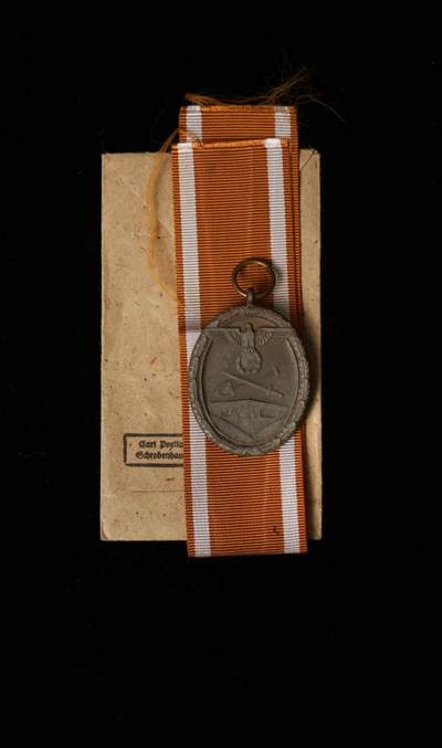 欢庆春节！戎马世界章牌大赏第112期春节大拍  德专场 - 锌制西墙奖章 带纸袋