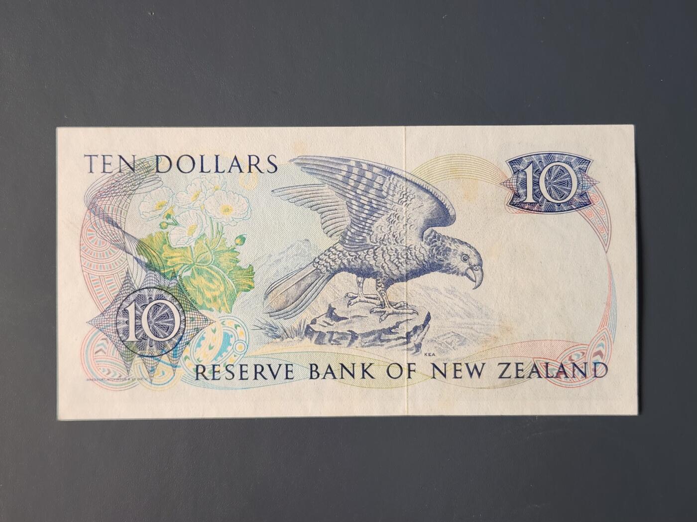 2月10号晚上8点 外国纸币自动截拍第23场 新西兰 10元  1981年 首发首签版 极美品