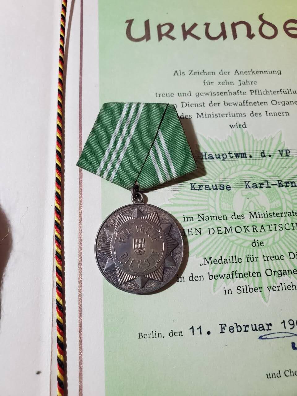 韵星假日军品类拍卖第40期 -- Rimey Holidays Militaria Auction 40 民主德国第一版银级内务部武装力量优秀服务奖章 实发带证一套 无国徽版本