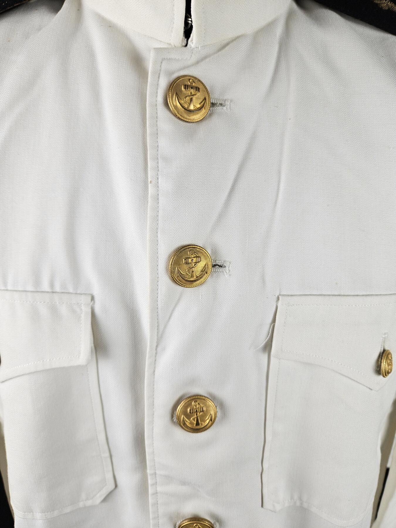 0元起拍勋章 第333期 咸鱼国勋章拍卖专场 2月11日（周三）下午6：00开始 海自早期二种夏服一套 肩章带盒二等海佐 胸围104 肩宽45 衣长73 袖长57 腰围76 裤长96