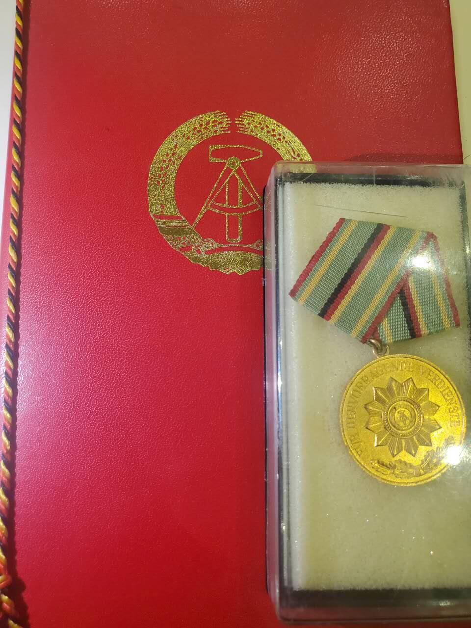 韵星假日军品类拍卖第40期 -- Rimey Holidays Militaria Auction 40 民主德国金级内务部武装力量功绩奖章带盒带证书实发一套 品相很好 证书带壳