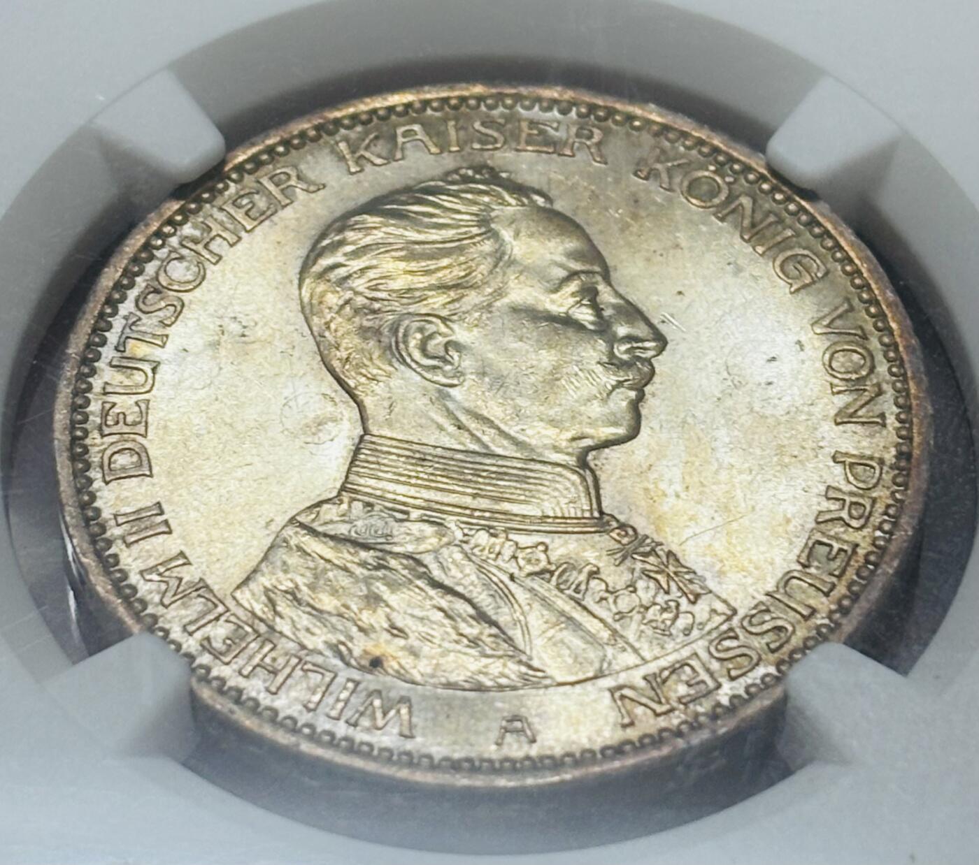 【金马踏春，泉马奔腾】2026 年新年贺岁场，（定于年初五接财神截拍）祝各位老板马到成功，马上有钱，愿岁岁平安喜乐顺遂 NGC MS62 分 1914 年德国普鲁士威廉二世戎装 3 马克银币，原光金光耀眼夺目，收藏投资品