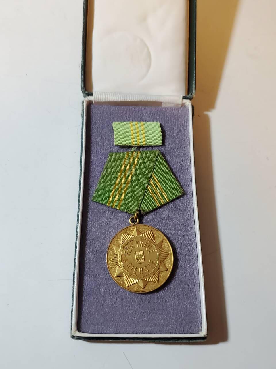 韵星假日军品类拍卖第40期 -- Rimey Holidays Militaria Auction 40 民主德国金级内务部优秀服务奖章 第一版无国徽版本 带早期原仿皮盒 