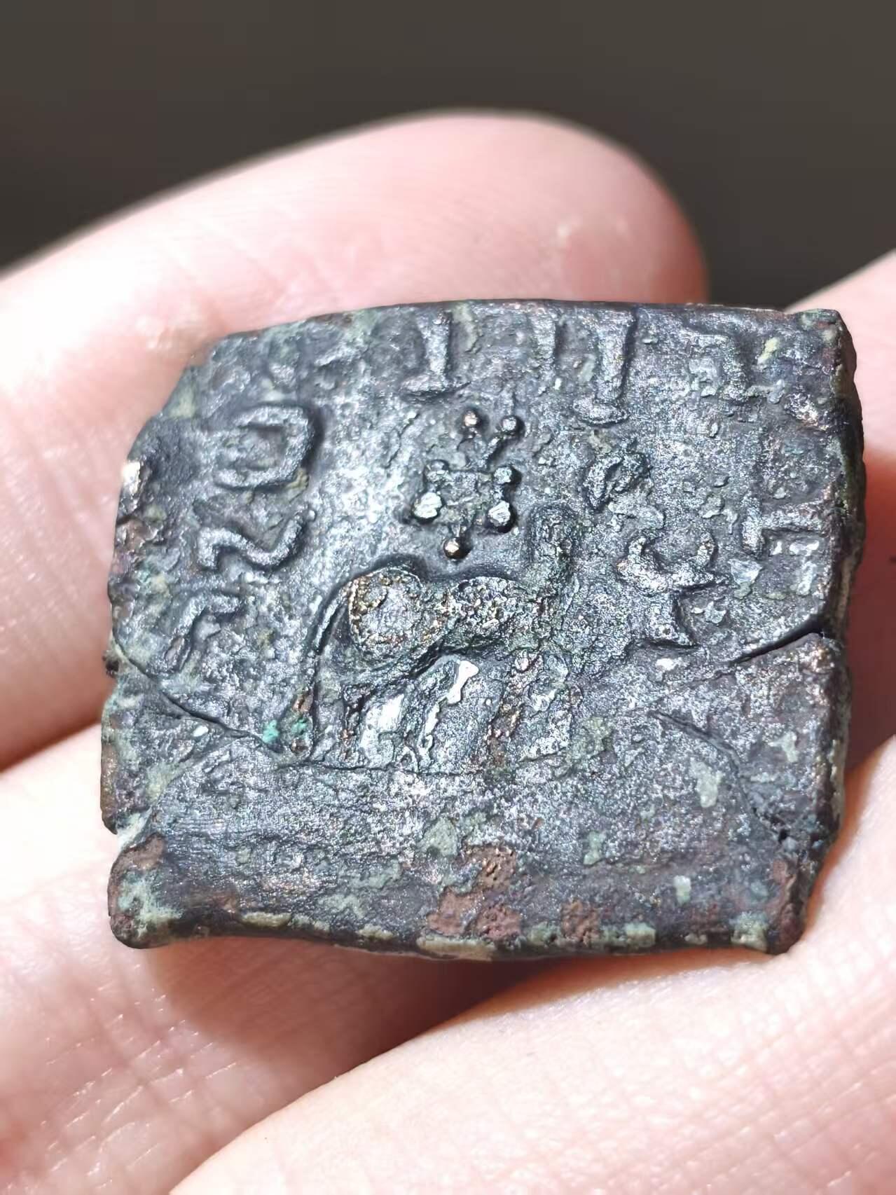 星盘世界钱币二月二十一日初五 世界古典币春节精品大拍 祝各位藏友马年大吉-新年新气象！ 希腊化-印度塞人 阿泽斯铜币。公元前58至12年造于普什卡拉瓦提 Pushkalavati。正面为国王骑马像，背面为瘤牛。有观点认为这枚币可能由阿泽斯二世发行。