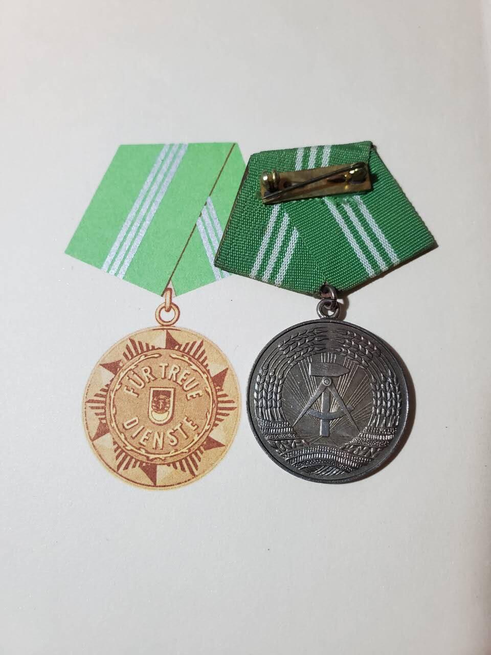 韵星假日军品类拍卖第40期 -- Rimey Holidays Militaria Auction 40 民主德国第一版银级内务部武装力量优秀服务奖章 实发带证一套 无国徽版本