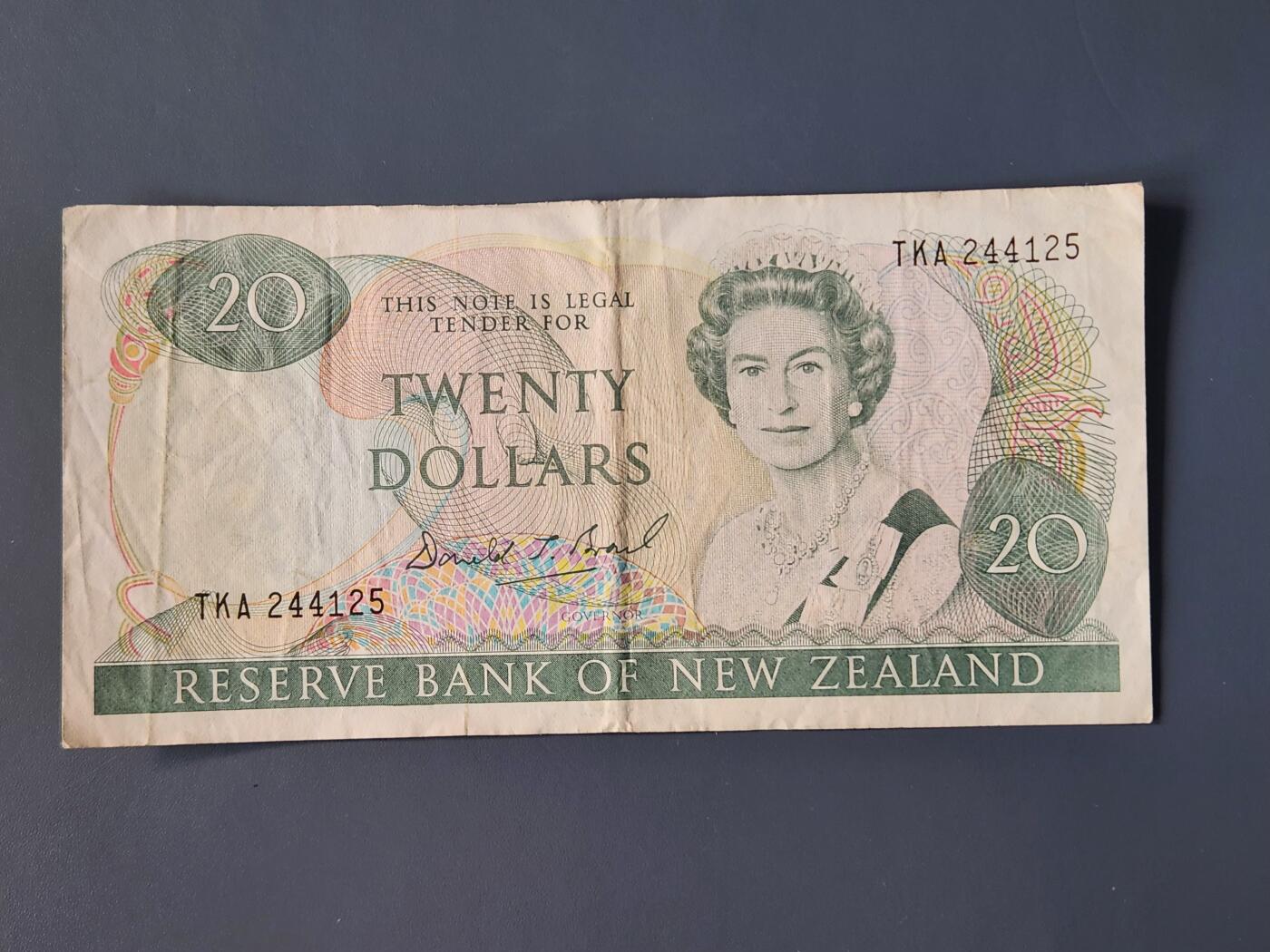 2月10号晚上8点 外国纸币自动截拍第23场 新西兰 1989年  20元  D.T签名 美品