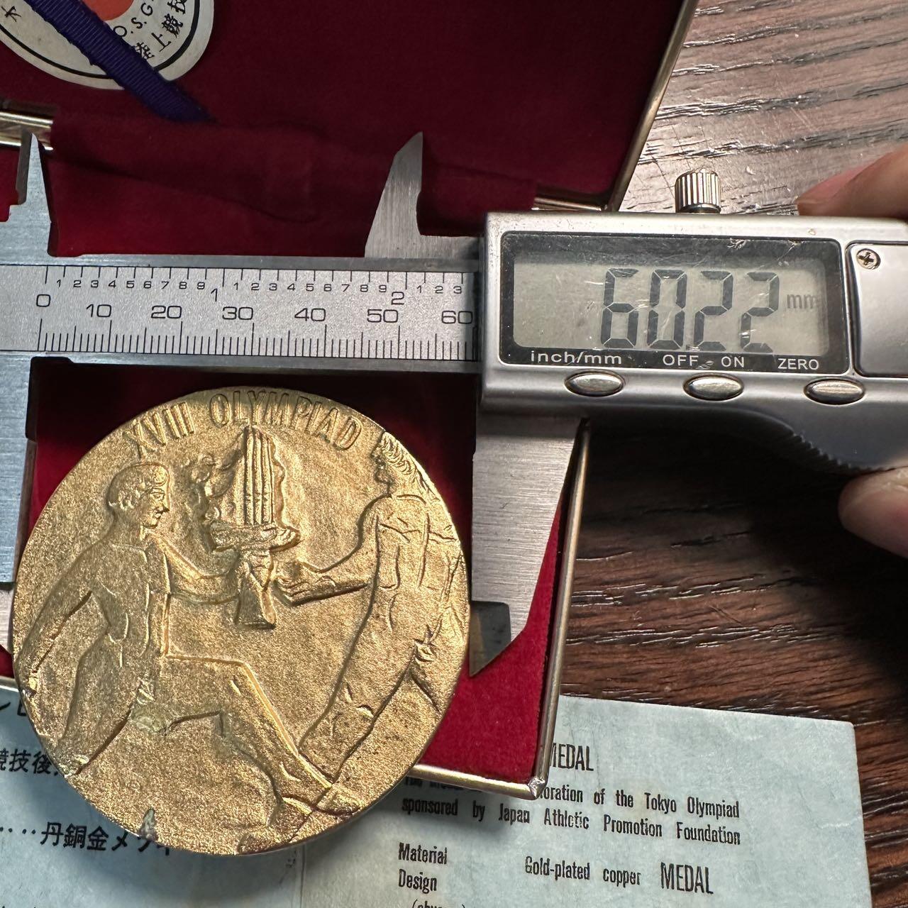 蒂克钱币 -第58场 日本企业章 徽章专场 1964年 东京奥运镀金章 原盒证60mm 86g