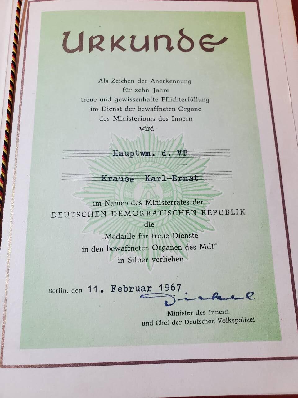 韵星假日军品类拍卖第40期 -- Rimey Holidays Militaria Auction 40 民主德国第一版银级内务部武装力量优秀服务奖章 实发带证一套 无国徽版本